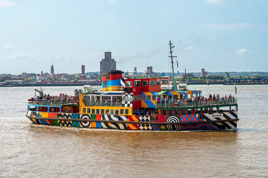 Die Mersey-Fähre Snowdrop bei der Ankunft am Pier Head, Liverpool, Merseyside, England, Vereinigtes Königreich, Europa