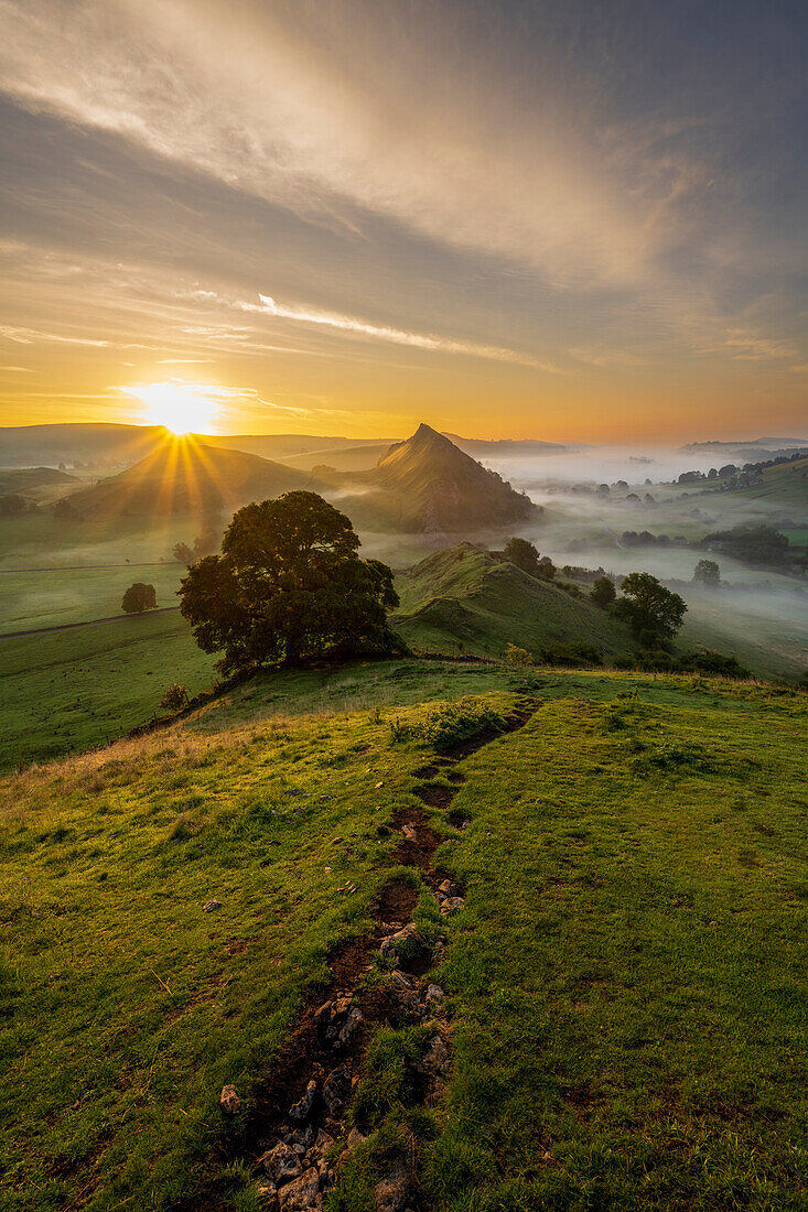 Blick auf Parkhouse Hill bei Sonnenaufgang an einem stimmungsvollen Morgen, Peak District National Park, Derbyshire, England, Vereinigtes Königreich, Europa