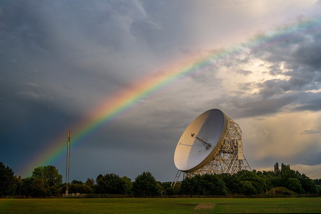 Das Lovell Mark I Riesenradioteleskop mit Regenbogen, Jodrell Bank, Cheshire, England, Vereinigtes Königreich, Europa
