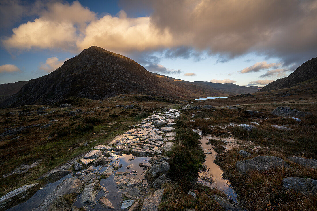 Steinwanderweg in Richtung Llyn Ogwen mit Blick auf Tryfan im Snowdonia-Nationalpark, Ogwen, Conwy, Wales, Vereinigtes Königreich, Europa