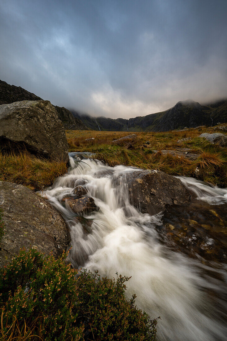Kaskadenförmiges Wasser im Nant Ffrancon Tal, Snowdonia, Wales, Vereinigtes Königreich, Europa
