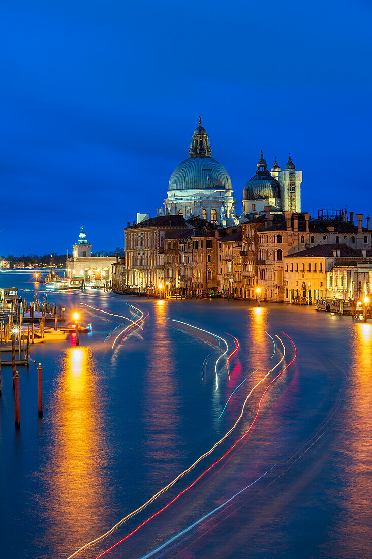 Nachtansicht des Canal Grande und der Basilika Santa Maria della Salute, Venedig, UNESCO-Weltkulturerbe, Venetien, Italien, Europa