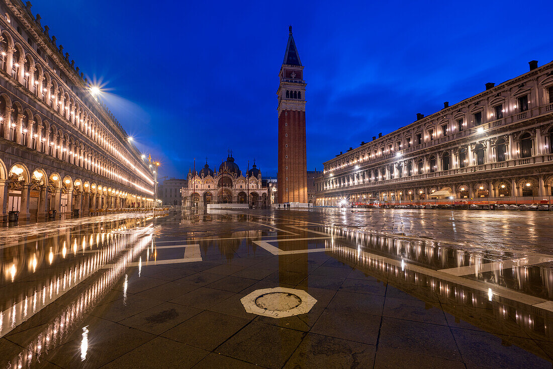 Markusplatz mit dem Glockenturm Campanile und der Markuskirche, Markusplatz, Venedig, UNESCO-Weltkulturerbe, Venetien, Italien, Europa