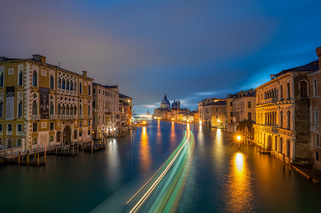 Blick von der Ponte dell'Accademia auf den Canal Grande und die Basilika Santa Maria della Salute, Venedig, UNESCO-Weltkulturerbe, Venetien, Italien, Europa