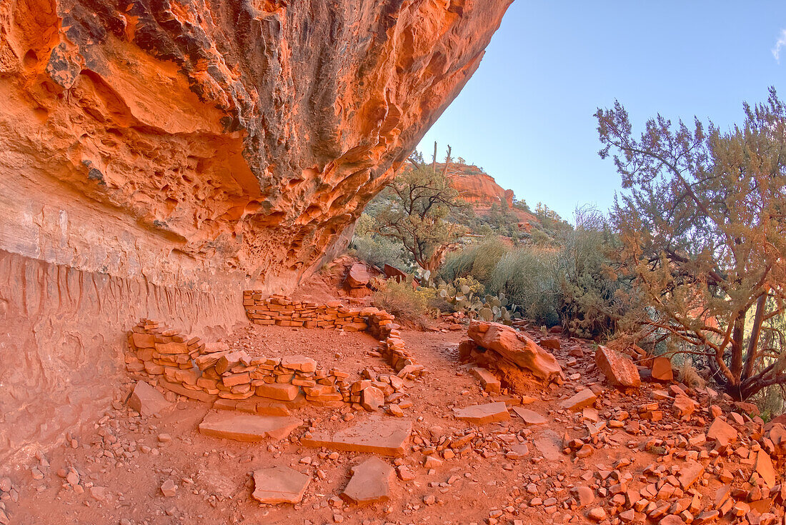 Alte Indianerruinen unter dem Fay Arch im Fay Canyon in Sedona, Arizona, Vereinigte Staaten von Amerika, Nordamerika