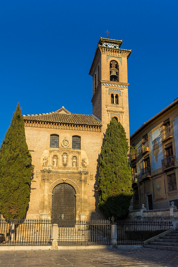 Kirche San Gil y Santa Ana vom Santa-Ana-Platz im Stadtzentrum aus gesehen, Granada, Andalusien, Spanien, Europa