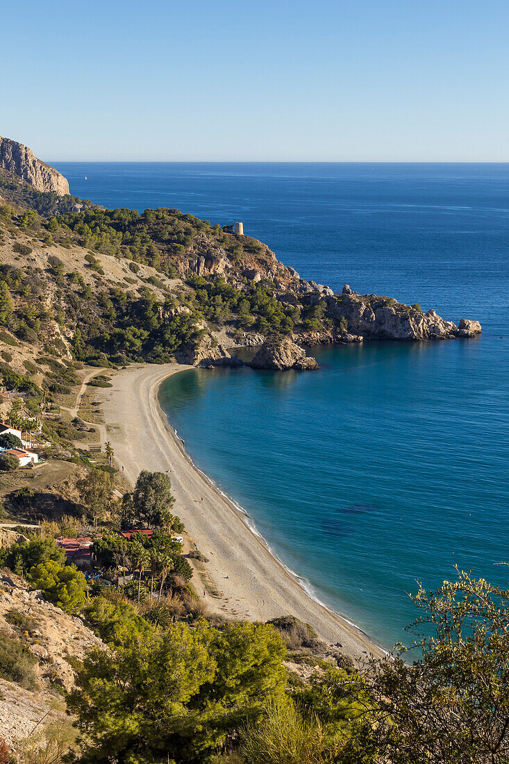 Blick von oben auf den Strand Cala del Canuelo, Naturschutzgebiet Maro Cerro Gordo Cliffs, Andalusien, Spanien, Europa