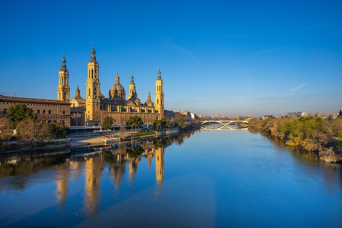 Blick auf die Basilika Unserer Lieben Frau von der Säule und den Fluss Ebro, Zaragoza, Aragonien, Spanien, Europa