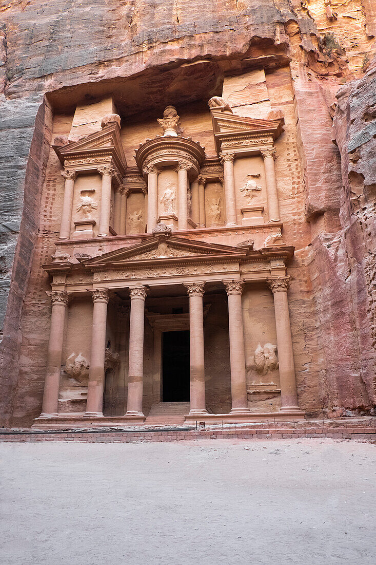 Fassade der Schatzkammer von Petra (El Khazneh) am frühen Morgen, Petra, UNESCO-Welterbe, Jordanien, Naher Osten