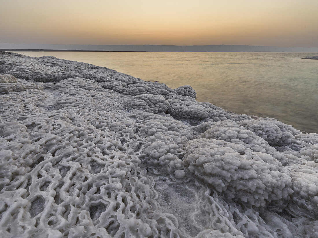Trockene Salzverkrustungen am Ufer des Toten Meeres, in der Abenddämmerung, Jordanien, Naher Osten