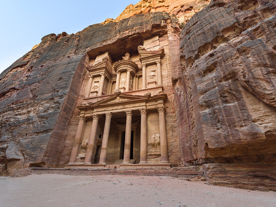Die Schatzkammer (El Khazneh), in den Felsen des Berges gehauenes Monument, Petra, UNESCO-Weltkulturerbe, Jordanien, Naher Osten