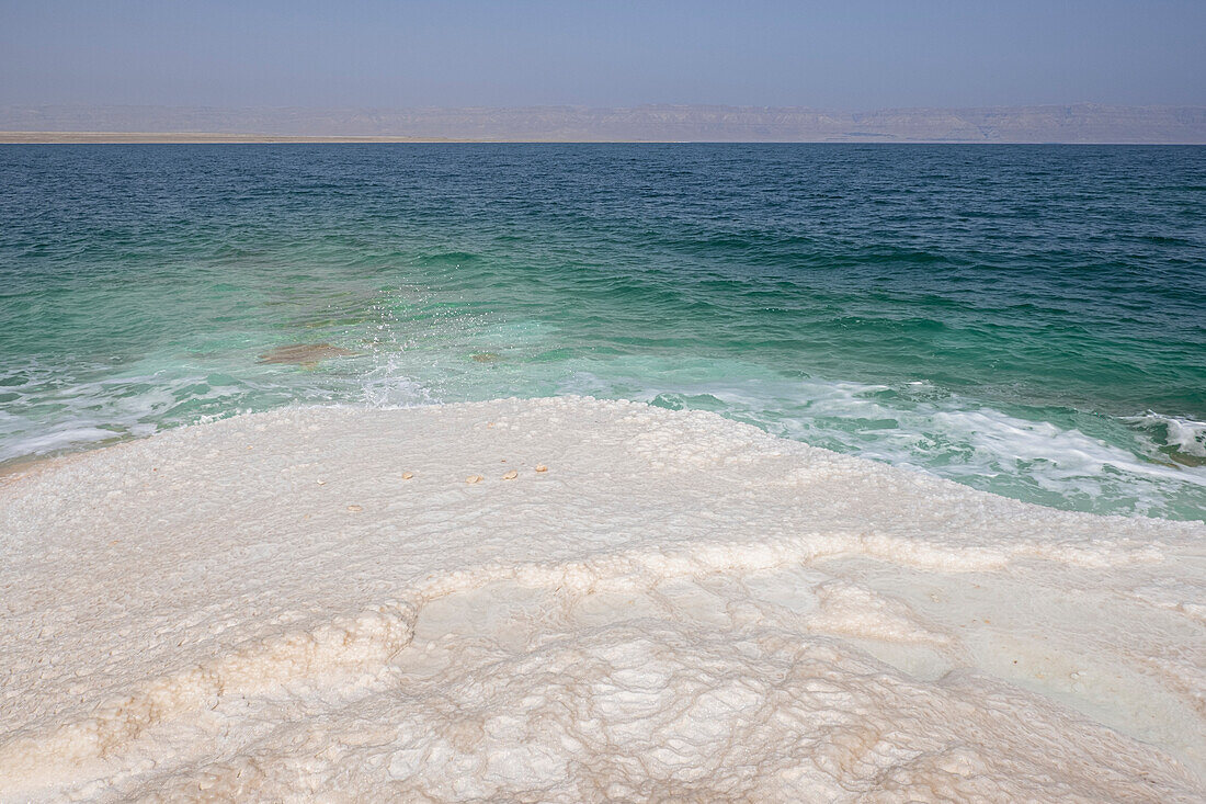 Ufer mit Salzkristallformationen und türkisfarbenem Wasser, Totes Meer, Jordanien, Naher Osten