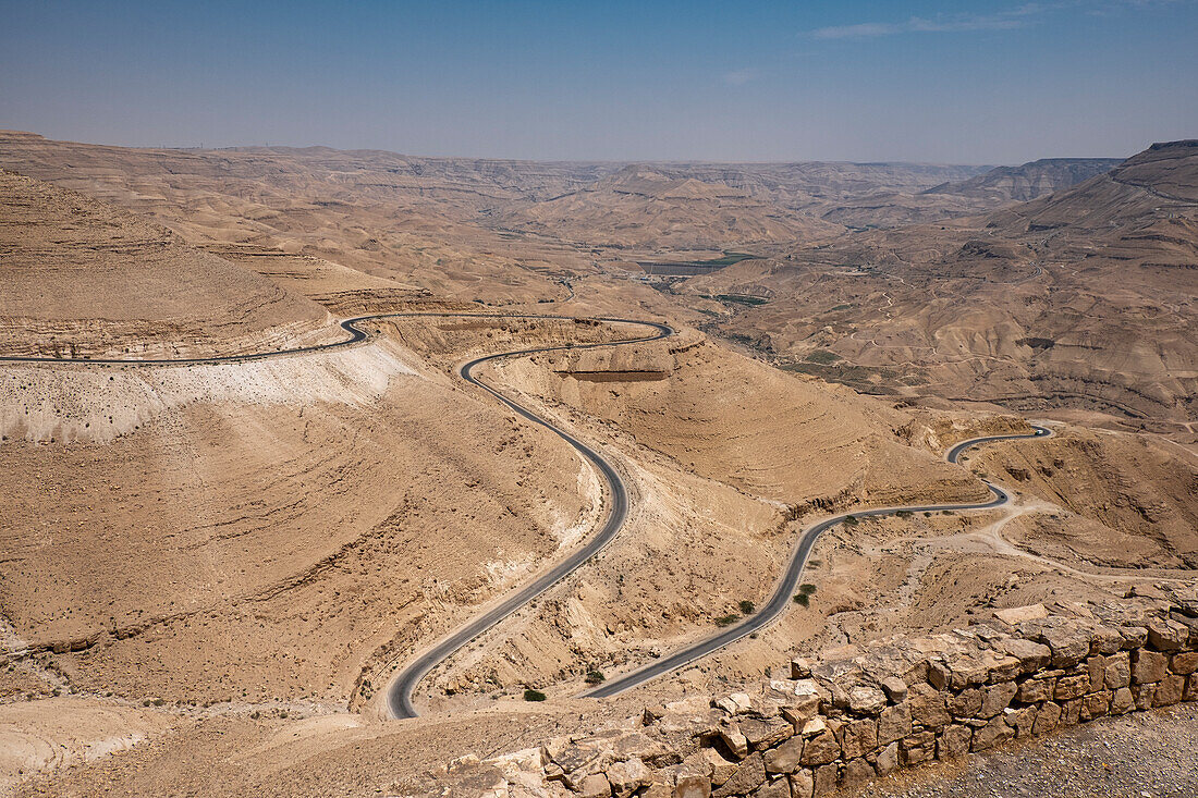 Eine kurvenreiche Straße durch die felsigen Berge, Jordanien, Naher Osten