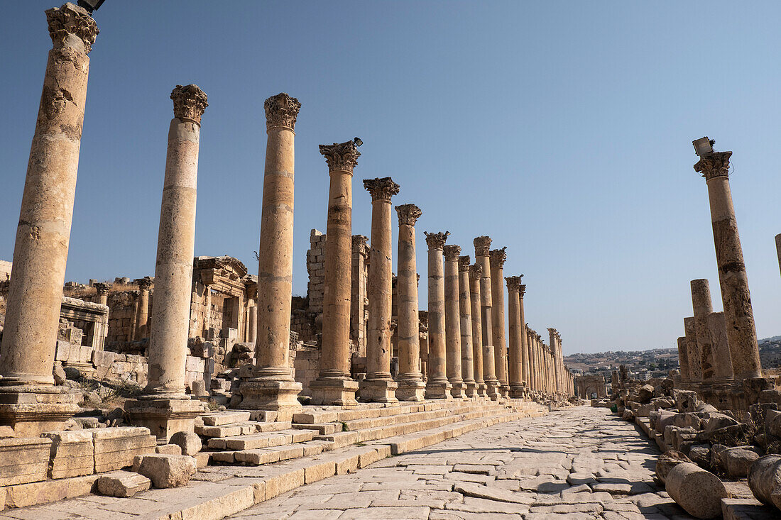 Antike römische Steinstraße mit einer Kolonnade, Jerash, Jordanien, Naher Osten