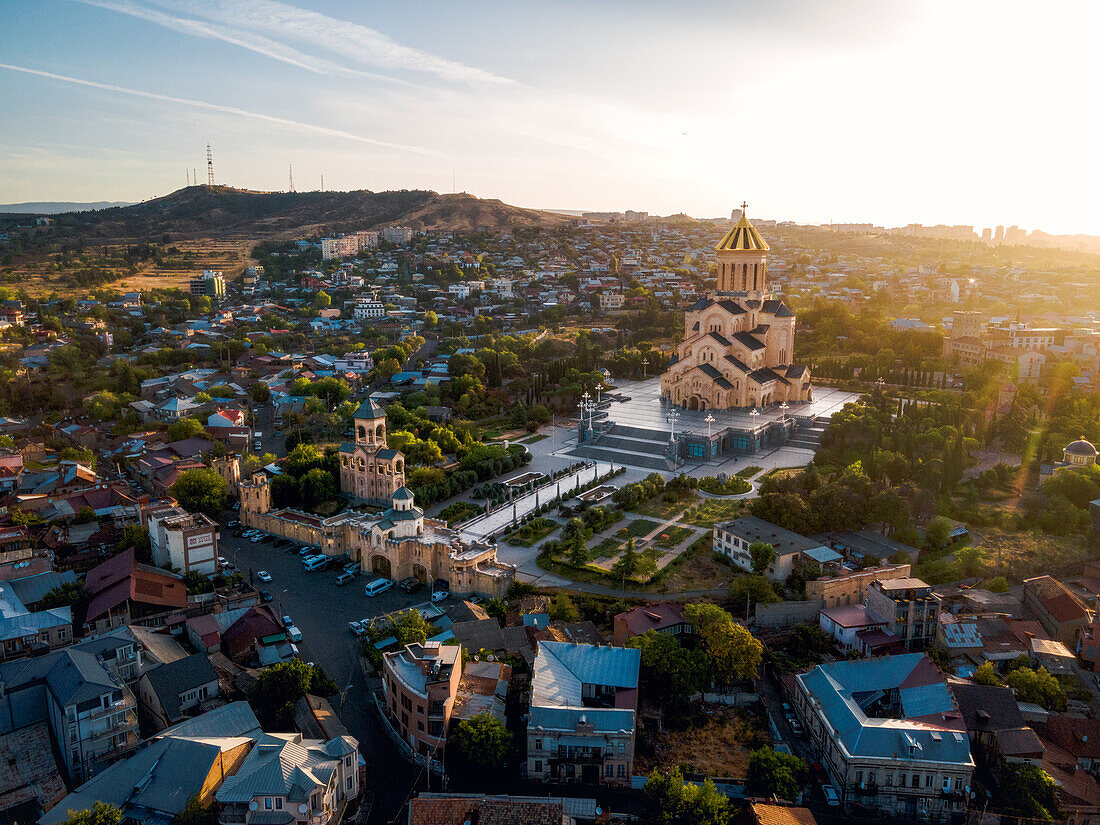 Dreifaltigkeitskirche bei Sonnenaufgang, Tiflis, Georgien (Sakartvelo), Zentralasien, Asien