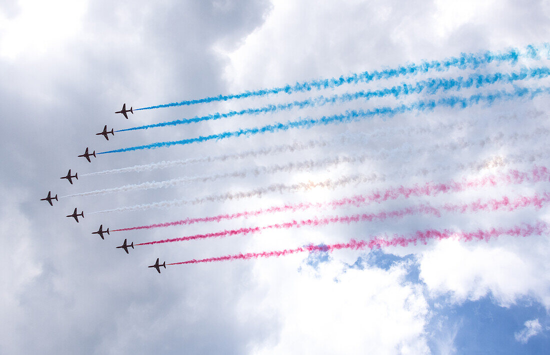Vorbeiflug der RAF Red Arrows während der Feierlichkeiten zum Trooping the Colour 2022, anlässlich des offiziellen Geburtstags der Königin und ihres 70-jährigen Jubiläums, London, England, Vereinigtes Königreich, Europa