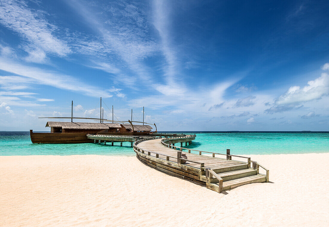 Ein Steg zu einem Dhoni, einem traditionellen maledivischen Fischerboot, Baa Atoll, Malediven, Indischer Ozean, Asien