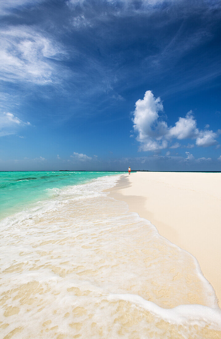 Ein Mann geht auf einer Sandbank im Indischen Ozean, Baa Atoll, Malediven, Indischer Ozean, Asien