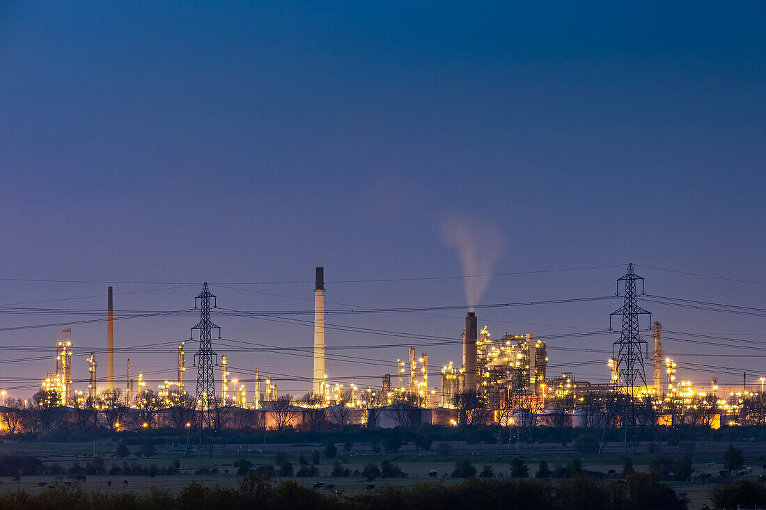 Stanlow Ölraffinerie bei Nacht, nahe Ellesmere Port, Cheshire, England, Vereinigtes Königreich, Europa