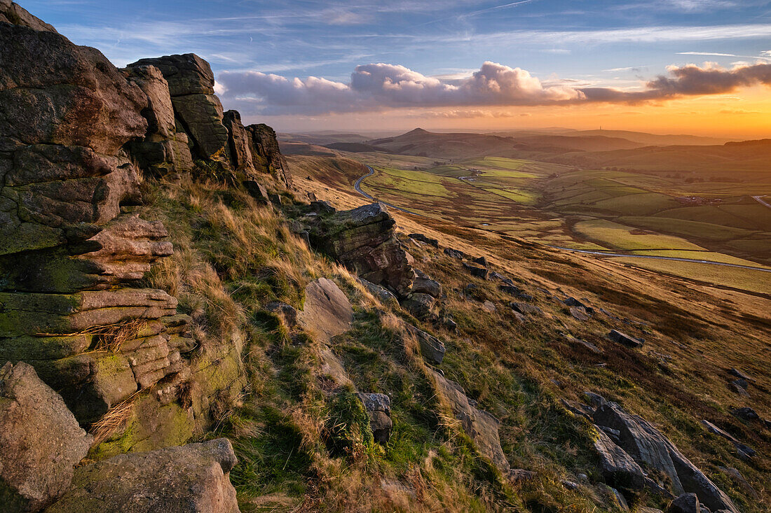 Blick über den Peak District von Shining Tor in Richtung Shutlingsloe bei Sonnenuntergang, Peak District National Park, Cheshire, England, Vereinigtes Königreich, Europa