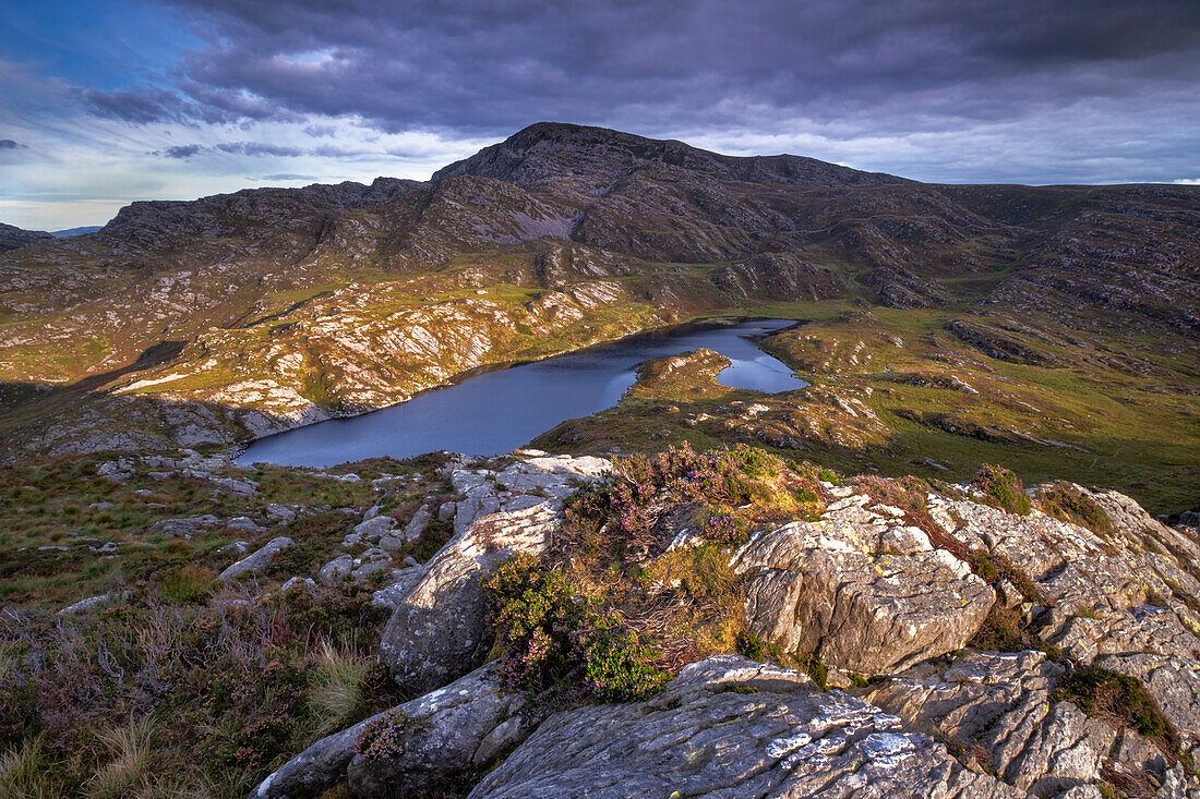 Gloyw Lyn Lake und Rhinog Fawr, die Rhinogydd (Rhinogs), Snowdonia National Park, Nordwales, Vereinigtes Königreich, Europa