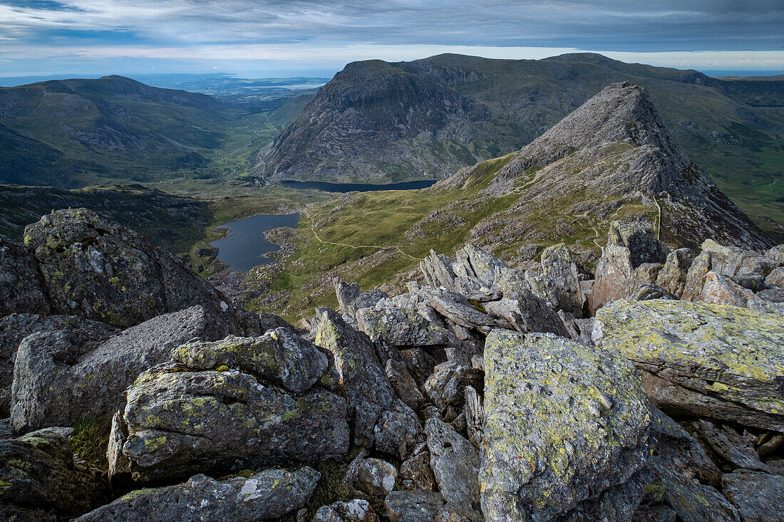 Tryfan, das Ogwen-Tal und die Glyderau-Berge von der Bristly Ridge aus gesehen, Snowdonia-Nationalpark, Nordwales, Vereinigtes Königreich, Europa