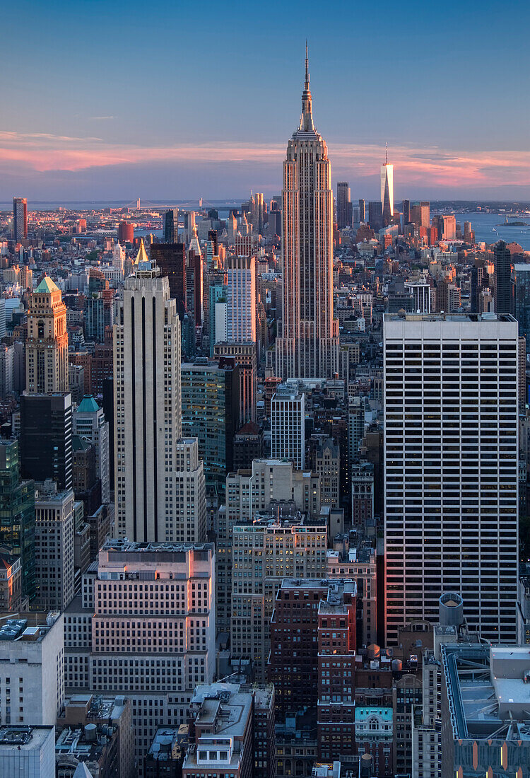 Das Empire State Building und die Skyline von Lower Manhattan bei Sonnenuntergang, Manhattan, New York, Vereinigte Staaten von Amerika, Nordamerika