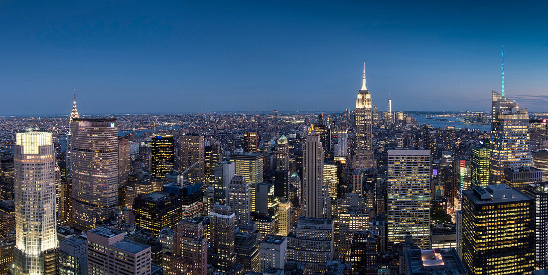 Panoramabild der Skyline von Manhattan und des Empire State Building bei Nacht, Manhattan, New York, Vereinigte Staaten von Amerika, Nordamerika