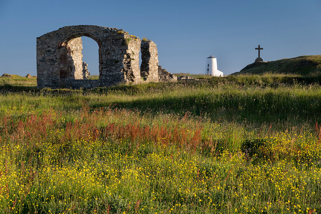St. Dwynwen's Church und Twr Mawr-Leuchtturm auf der Insel Llanddwyn, bei Newborough, Anglesey, Nordwales, Vereinigtes Königreich, Europa