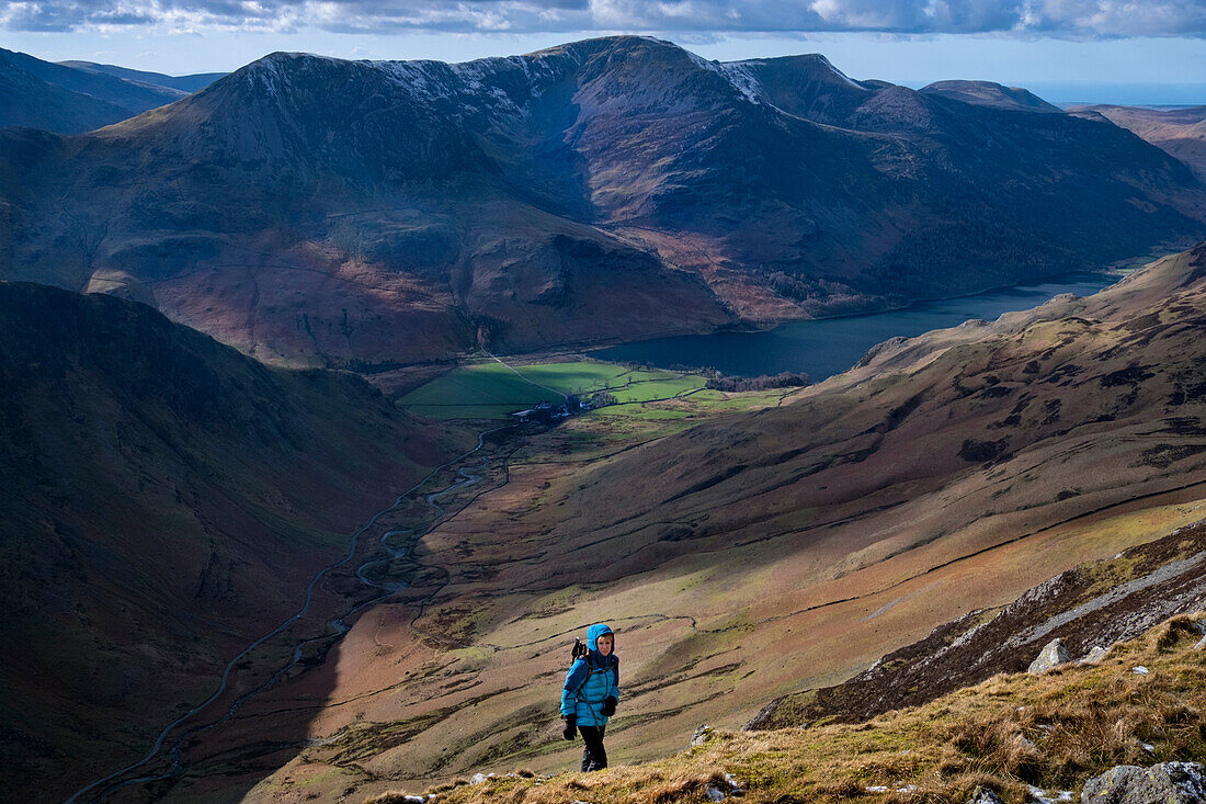 Wanderin auf dem Dale Head oberhalb des Honister Passes und des Buttermere Valley, Lake District National Park, UNESCO-Welterbe, Cumbria, England, Vereinigtes Königreich, Europa