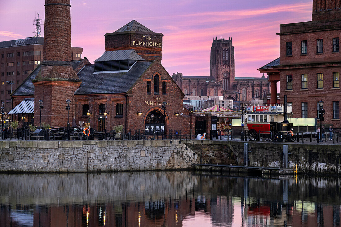 Das Pumphouse und die anglikanische Kathedrale von Liverpool mit Blick auf das Canning Dock bei Sonnenuntergang, Liverpool Waterfront, Liverpool, Merseyside, England, Vereinigtes Königreich, Europa