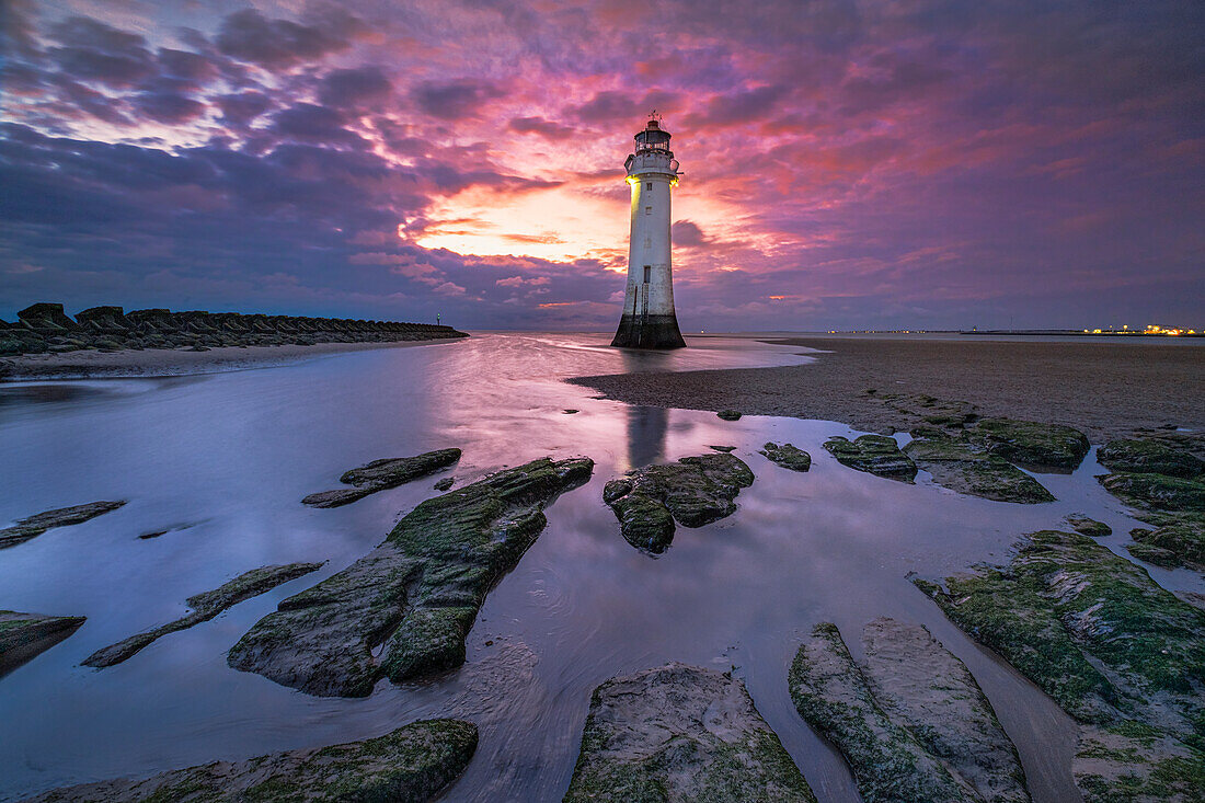 Perch Rock Leuchtturm auf New Brighton Sands bei Sonnenuntergang, New Brighton, The Wirral, Merseyside, England, Vereinigtes Königreich, Europa