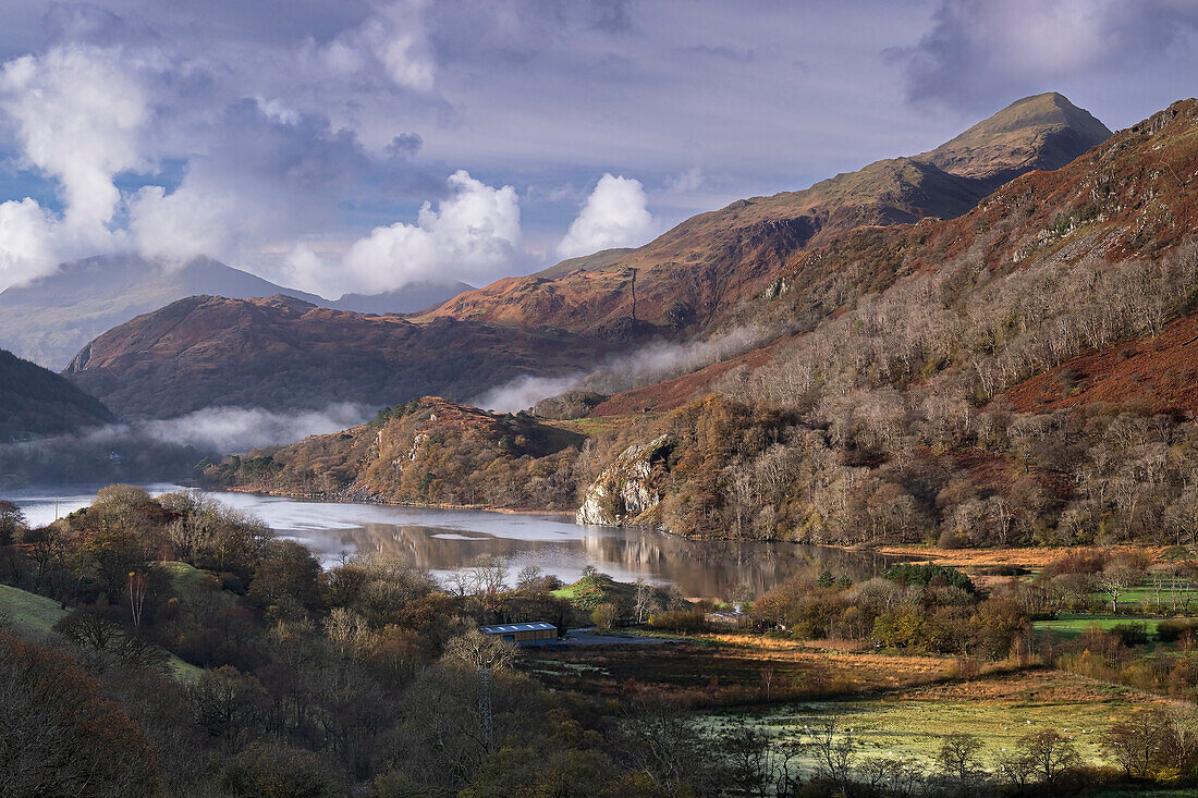 Llyn Gwynant und das Nant Gwynant-Tal, Nant Gwynant, Eryri, Snowdonia-Nationalpark, Nordwales, Vereinigtes Königreich, Europa