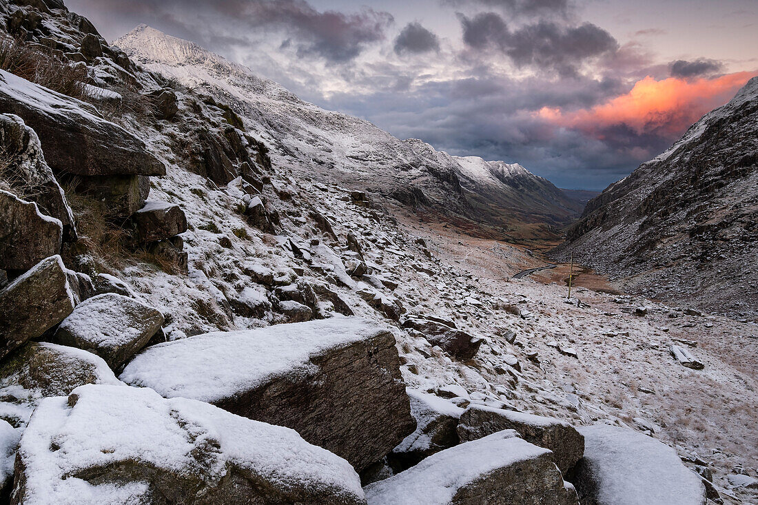 Crib Goch und der Llanberis Pass in der Morgendämmerung im Winter, Eryri, Snowdonia National Park, Nordwales, Vereinigtes Königreich, Europa