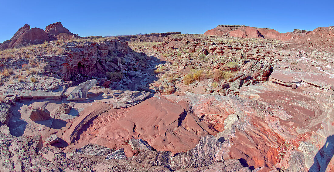 Blick auf Tiponi Gap in der Ferne von der trockenen Klippe der Tiponi Gap Falls im Petrified Forest National Park, Arizona, Vereinigte Staaten von Amerika, Nordamerika