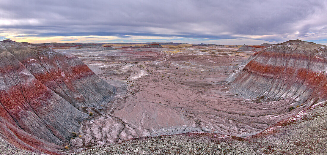 Blick auf die salzigen Bentonithügel an der Nordseite des Blue Forest im Petrified Forest National Park, Arizona, Vereinigte Staaten von Amerika, Nordamerika