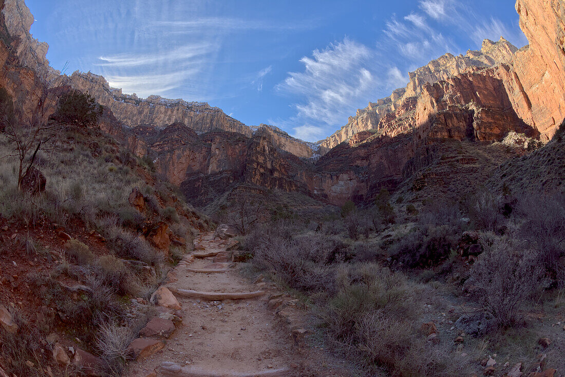Die Klippen des Bright Angel Canyon entlang des Bright Angel Trail im Winter gegen Mittag am South Rim des Grand Canyon, Grand Canyon National Park, UNESCO-Weltnaturerbe, Arizona, Vereinigte Staaten von Amerika, Nordamerika