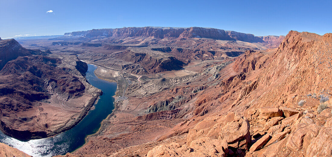 Die Vermilion Cliffs neben dem Glen Canyon Recreation Area von der Hochebene am Ende des Spencer Trail im Marble Canyon aus gesehen, mit Lee's Ferry unten links und dem Colorado River, Arizona, Vereinigte Staaten von Amerika, Nordamerika