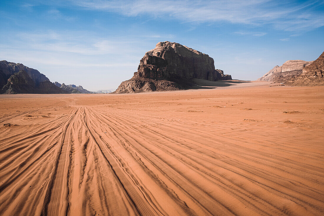 Reifenspuren im Sand in der Wüste Wadi Rum, UNESCO-Weltkulturerbe, Jordanien, Naher Osten