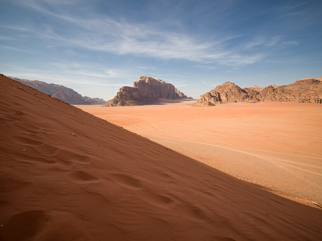 Wadi Rum-Wüstenebene von einer Sanddüne aus, UNESCO-Welterbestätte, Jordanien, Naher Osten