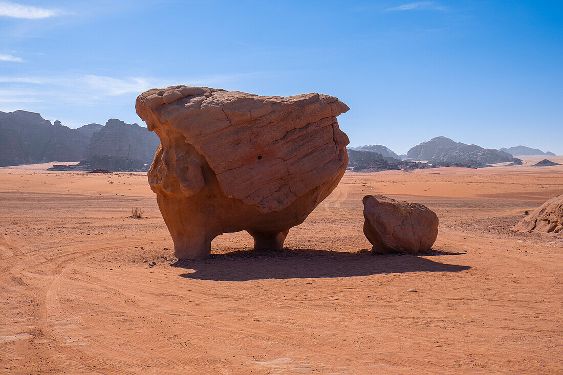 Der berühmte Kuhfelsen, der im Laufe der Jahrhunderte auf natürliche Weise in der Wüste Wadi Rum entstanden ist, UNESCO-Welterbe, Jordanien, Naher Osten