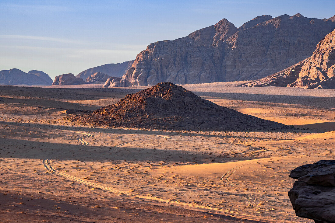 Wadi-Rum-Ebene bei Sonnenaufgang mit weichem Licht über den Sanddünen und Bergen, UNESCO-Welterbe, Jordanien, Naher Osten
