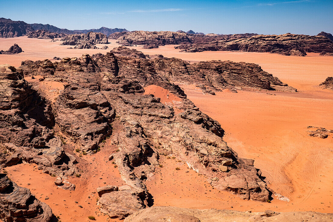Roter Sand und Felsen in der Wadi-Rum-Wüste, Jordanien, Naher Osten