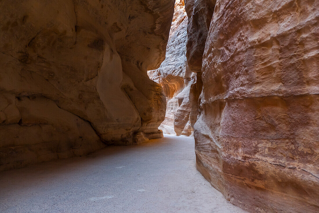 Der Siq, eine enge Schlucht in den Bergen, der Eingang zur verlorenen Stadt Petra, Petra, UNESCO-Welterbe, Jordanien, Naher Osten