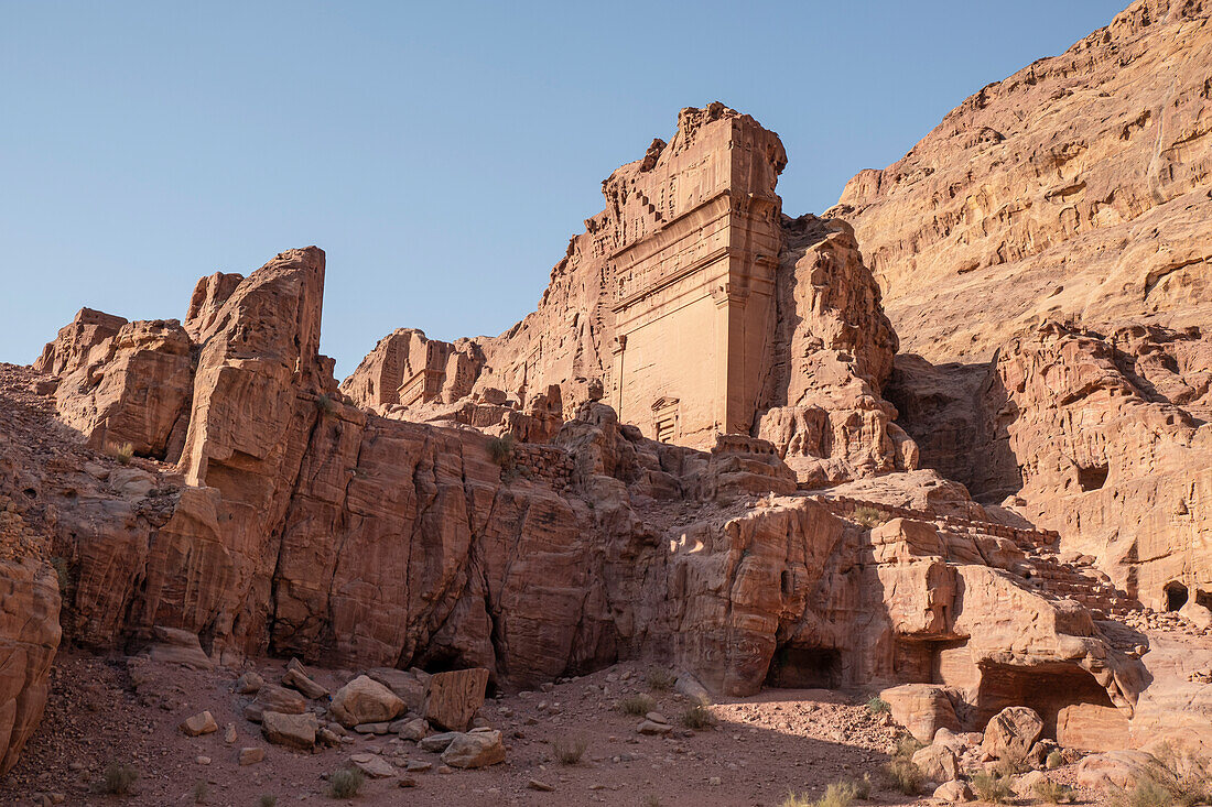 Unayshu-Grab in der verlorenen Stadt Petra bei Sonnenuntergang beleuchtet, Petra, UNESCO-Welterbestätte, Jordanien, Naher Osten