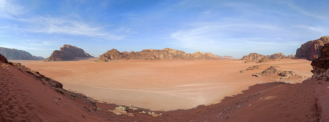 Weites Panorama über die Ebene der Wüste Wadi Rum, Jordanien, Naher Osten