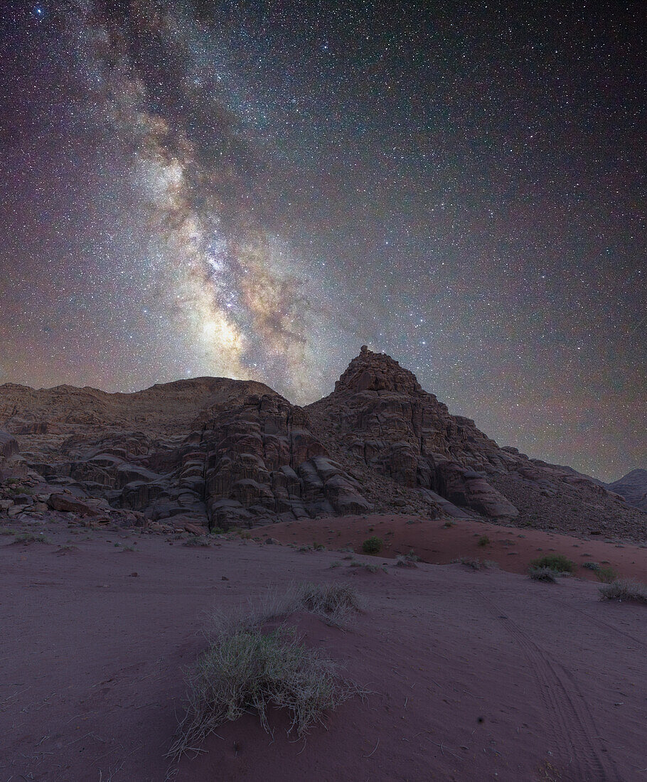 Der Kern der Milchstraße erhebt sich über einem Gipfel in der Wüste Wadi Rum, Jordanien, Naher Osten