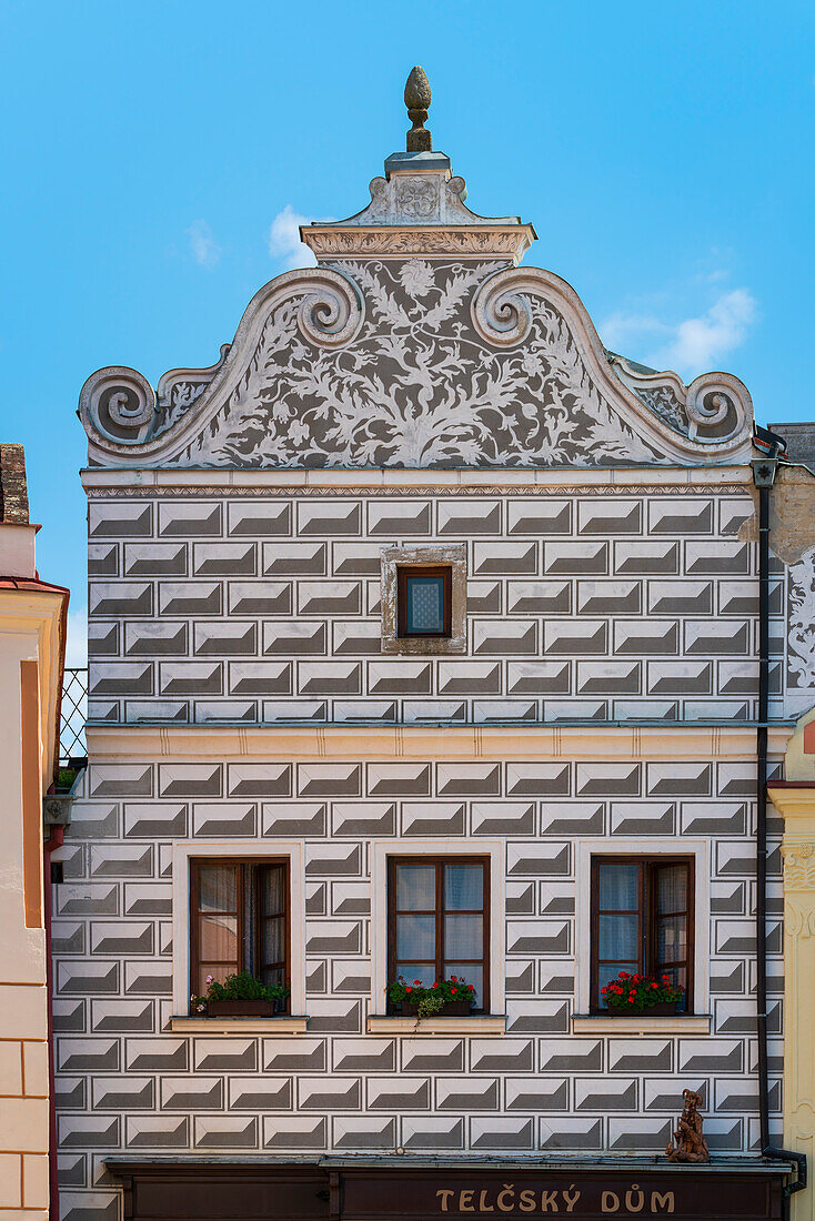 Bemalte Fassade des Telcsky dum (Telc-Haus) am Zacharias-von-Hradec-Platz, UNESCO-Welterbestätte, Telc, Region Vysocina, Tschechische Republik (Tschechien), Europa