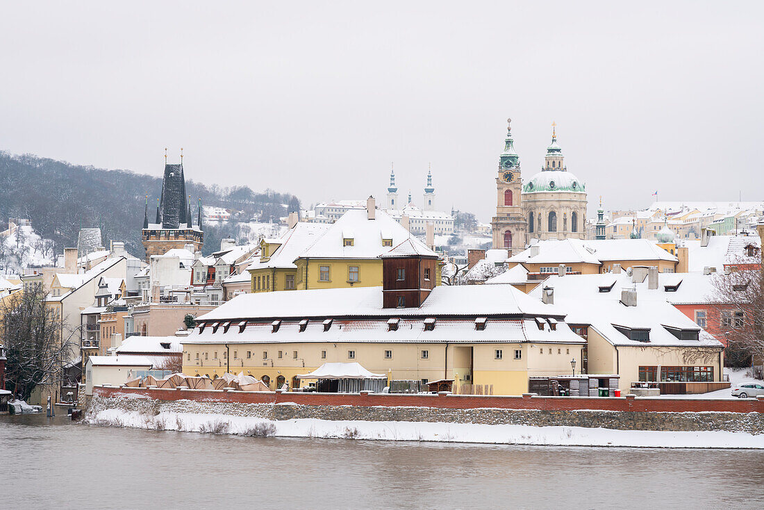 Prager Kleinseite, dominiert von der St.-Nikolaus-Kirche mit Schnee im Winter, UNESCO-Welterbe, Prag, Tschechische Republik (Tschechien), Europa