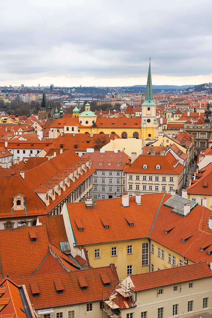 Rote Dächer des Kleinseitner Viertels, dominiert von der Thomaskirche, UNESCO-Weltkulturerbe, Prag, Tschechische Republik (Tschechien), Europa